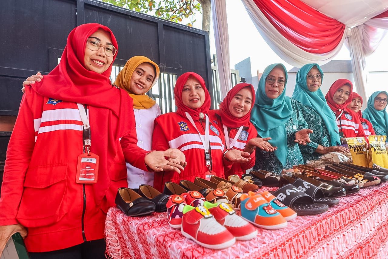 Baznas Beri Bantuan 5 Paket Peralatan untuk Pengrajin Sepatu di Surabaya
