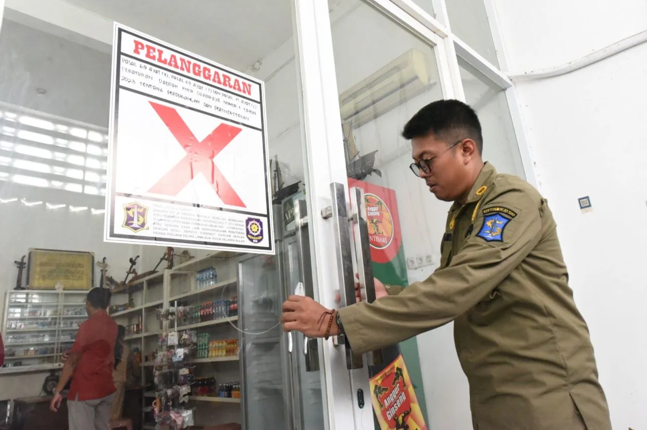 Tegas! Satpol PP Surabaya Segel Toko di Tengah Perkampungan