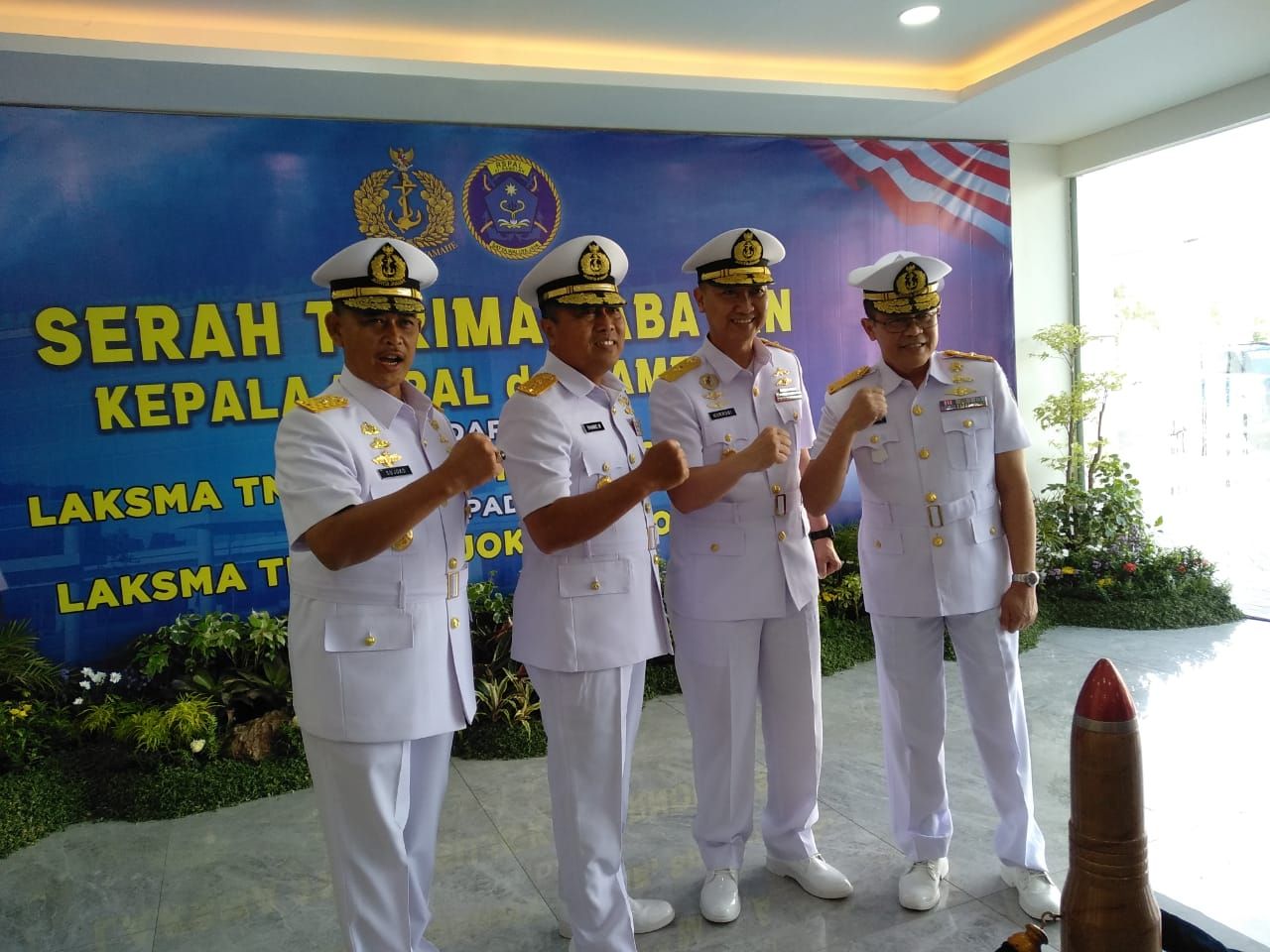 Poto: Kiri-Kanan Laksamana Pertama TNI dr. Sujoko Purnomo, Aspers Kasal Laksamana Muda TNI P. Rahmad Wahyudi, dan paling kanan adalah Laksamana Pertama TNI dr. Benny Jovie