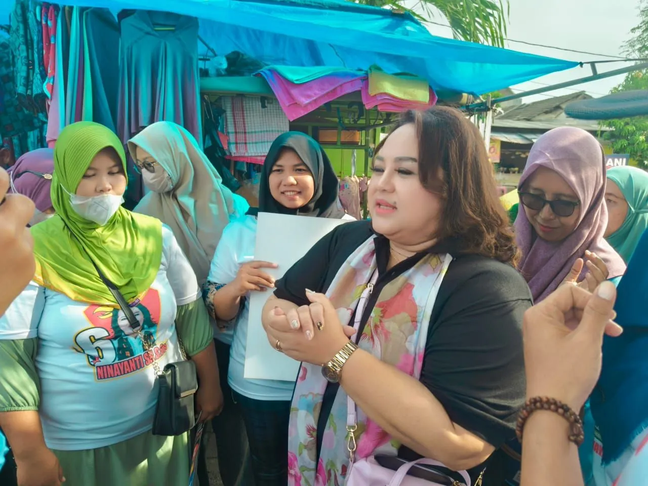 Caleg Gerindra Ninayanti Bagikan Makan dan Susu Gratis di Benowo Surabaya