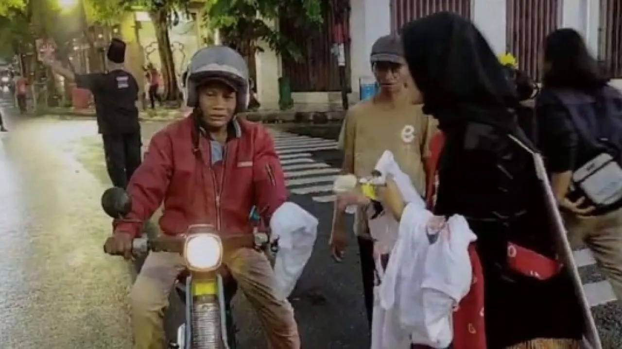 Relawan JAKA dan Puan Bagikan 300 Bunga Mawar Putih Coblos Si Rambut Putih