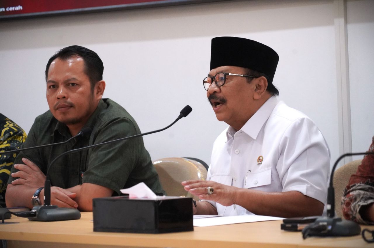 Jelang Coblosan, Anggota Wantimpres Soekarwo Kunjungi KPU Jatim