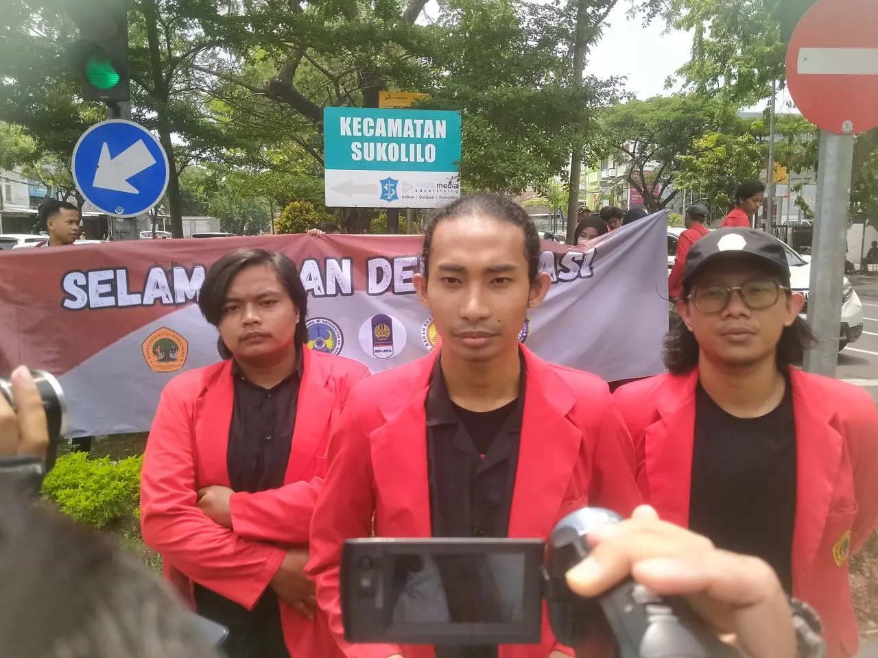 Ratusan Mahasiswa Untag Surabaya Turun Jalan Tolak Dinasti Politik: Perusak Demokrasi!