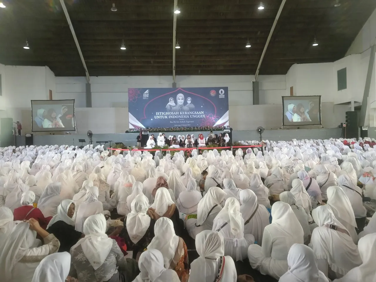 Belasan Ribu Muslimat Datang Istighosah bersama Atikoh Ganjar