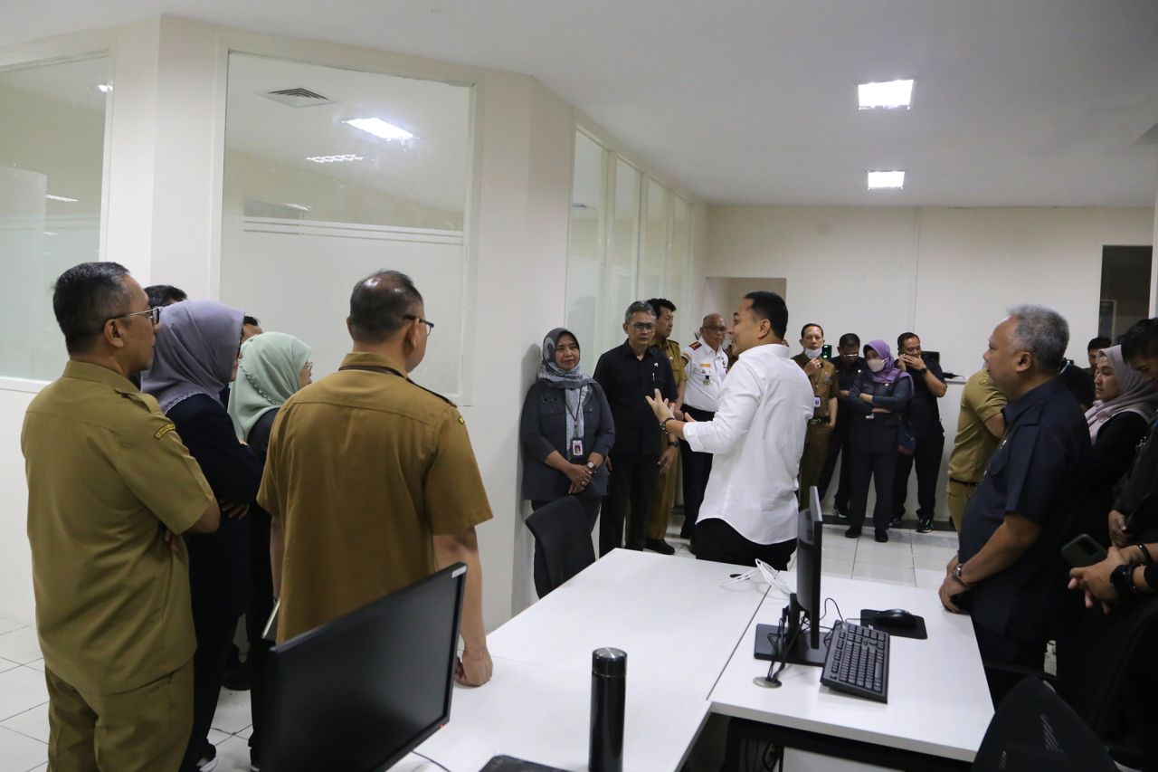 Kumpulkan Staf Perizinan di Awal 2024, Wali Kota Eri Cahyadi: Mulai Hari Ini Tidak Ada Izin yang Terlambat
