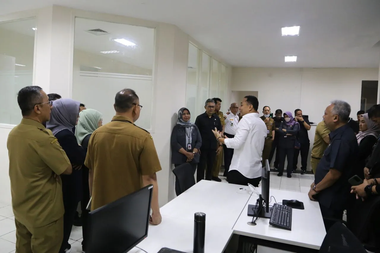 Kumpulkan Staf Perizinan di Awal 2024, Wali Kota Eri Cahyadi: Mulai Hari Ini Tidak Ada Izin yang Terlambat