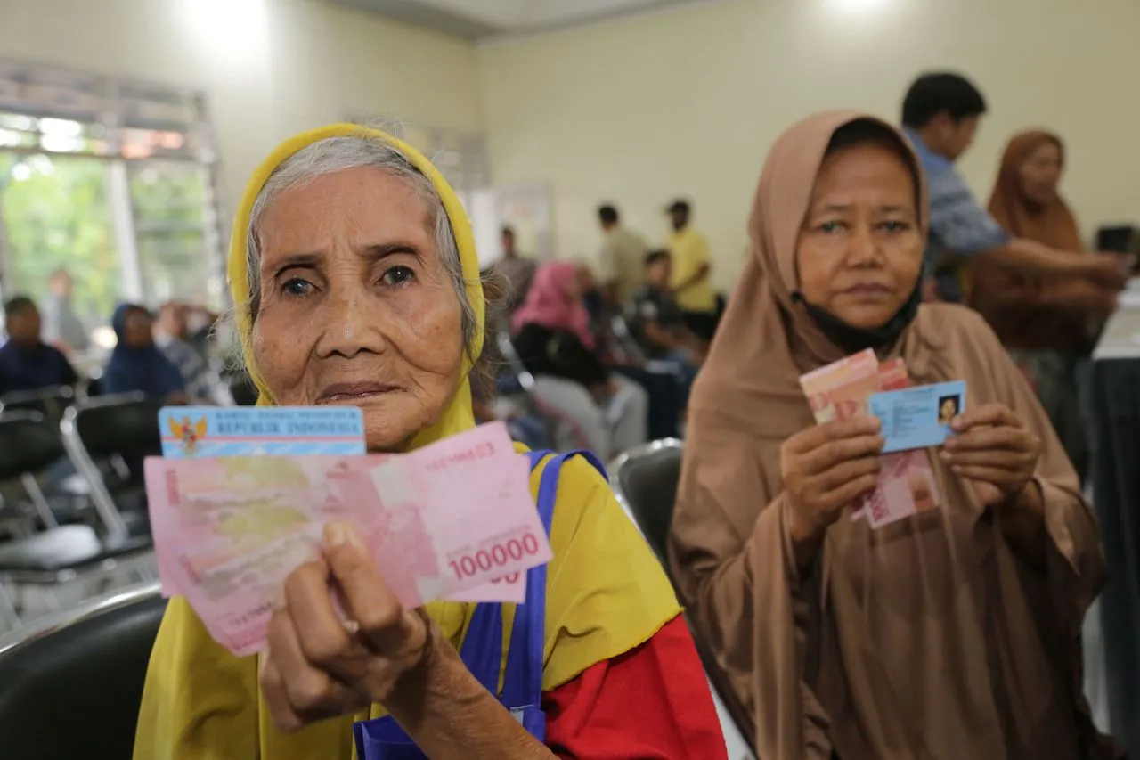 8.310 Warga Surabaya Terima BLT Permakanan