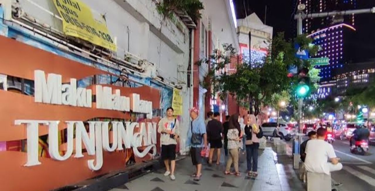 Foto: Suasana malam di Jalan Tunjungan Surabaya