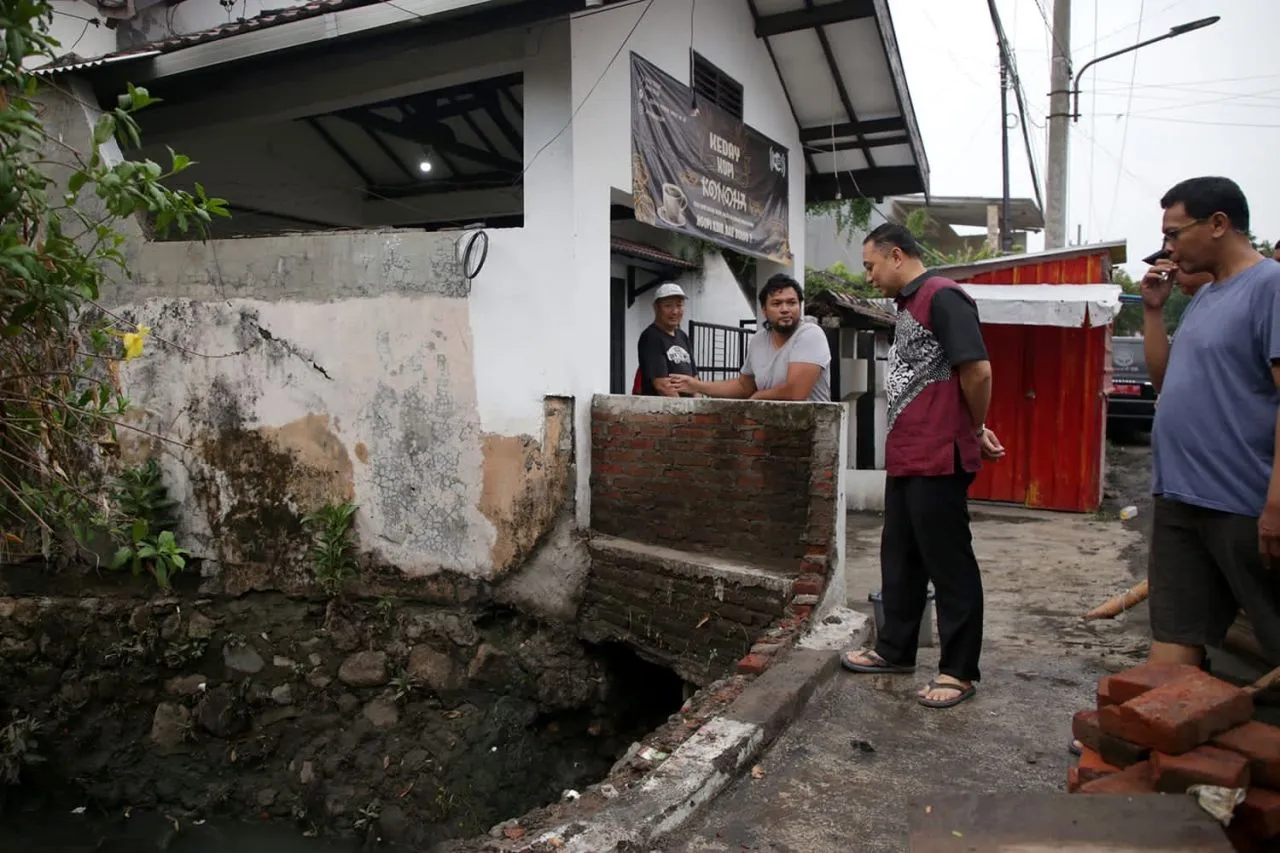 Bangunan Rumah Tutupi Saluran, Warga Dukuh Kupang Surabaya Bersedia Dibongkar untuk Penanganan Banjir