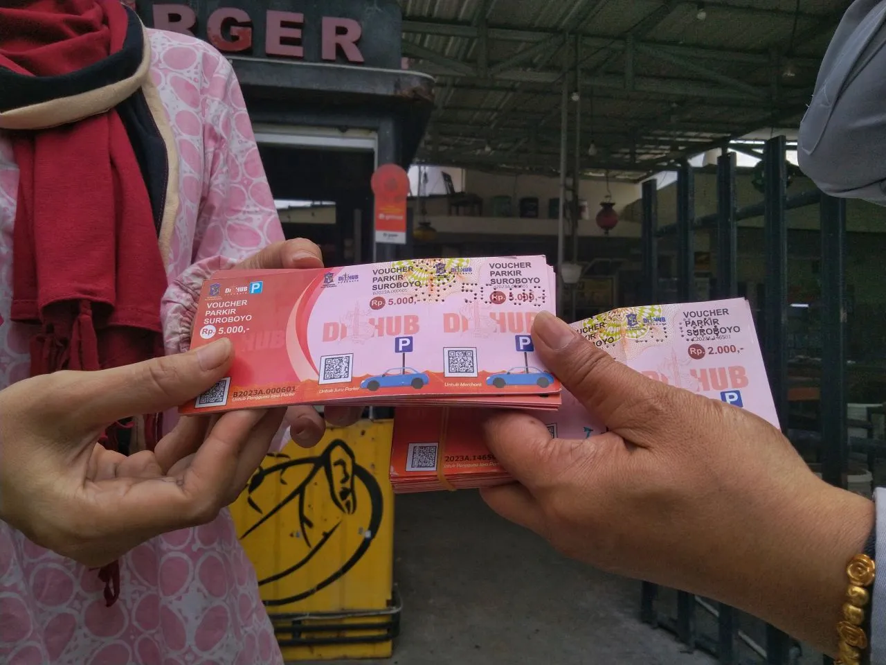 Pemkot Surabaya Luncurkan Voucher Parkir di Balai Kota dan Taman Bungkul