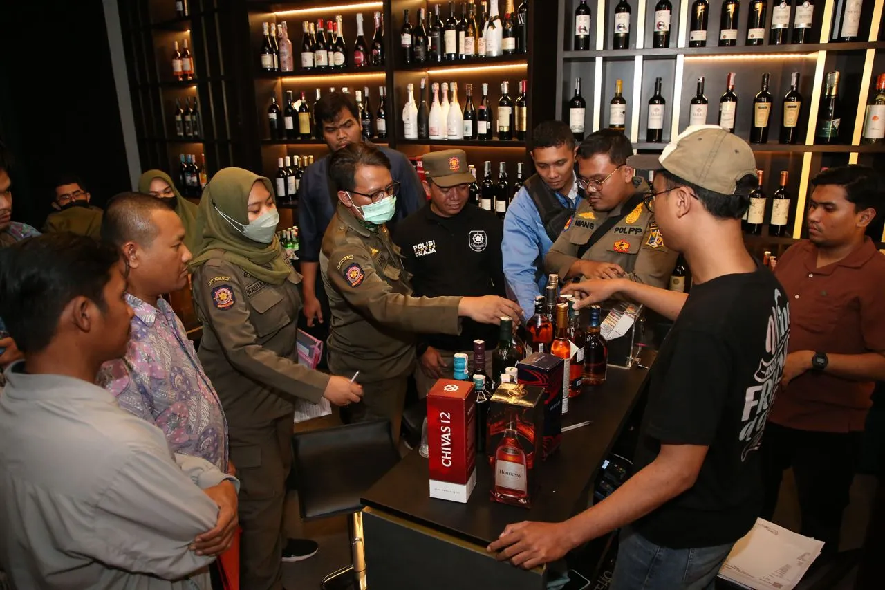 Satpol PP Sita Puluhan Miras dari Tiga Ruko di Surabaya Barat