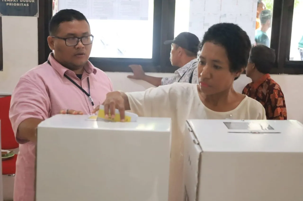 Ratusan Penghuni Liponsos Keputih Surabaya Nyoblos di TPS Bertema Valentine