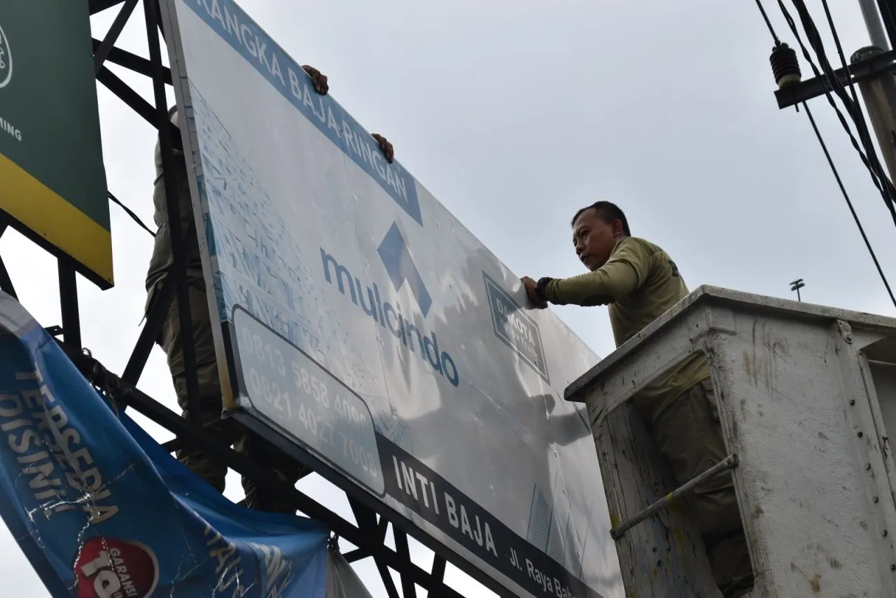 Satpol PP Surabaya Tindak Tegas Reklame Tak Berizin
