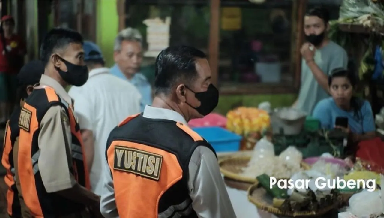 Miris! Ratusan Warga Surabaya Kena OTT Buang Sampah Sembarangan