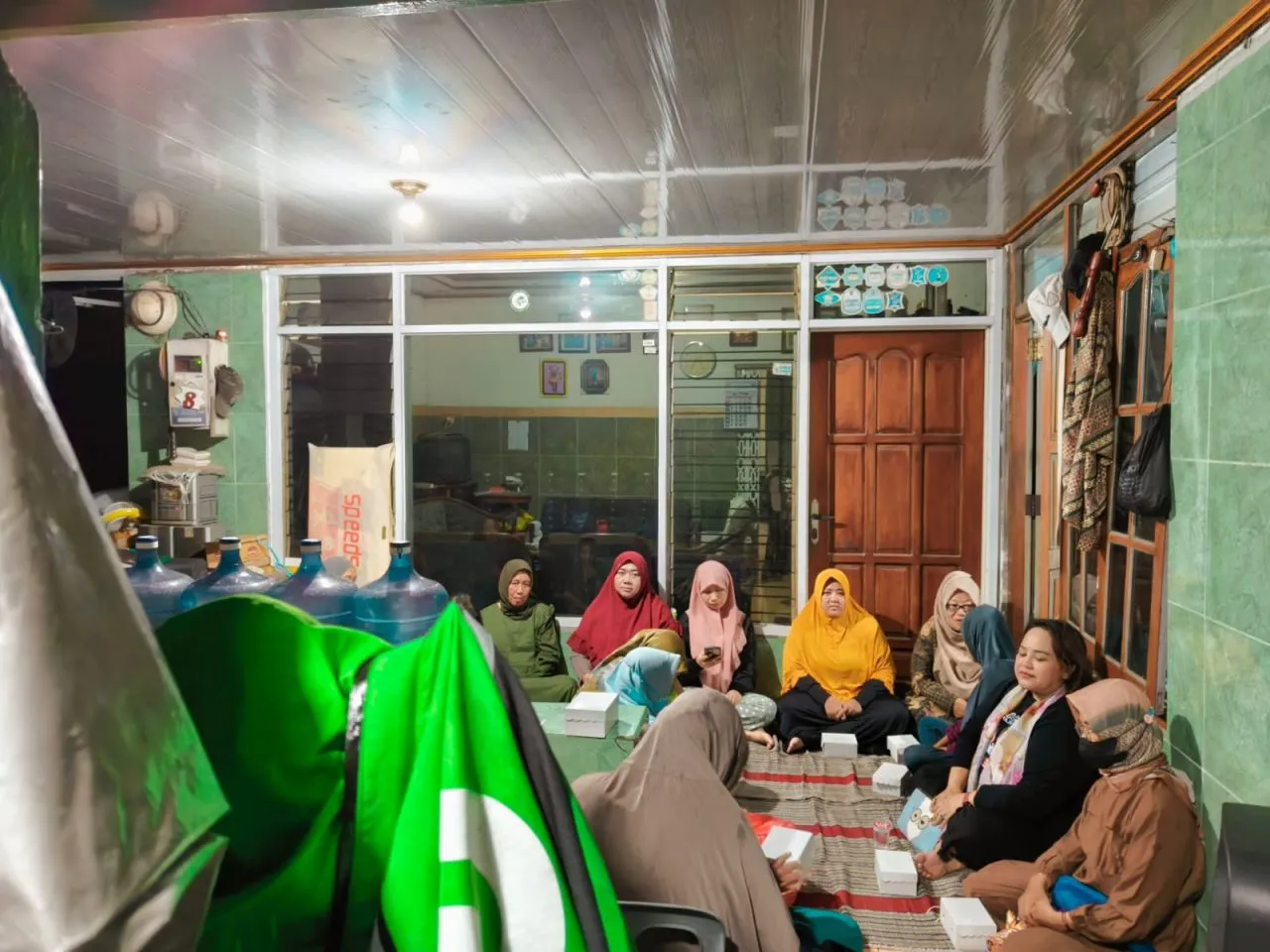Di Sapa Warga, Ninayanti Caleg Gerindra Salurkan Seragam Pengajian Ibu - ibu Jogoloyo