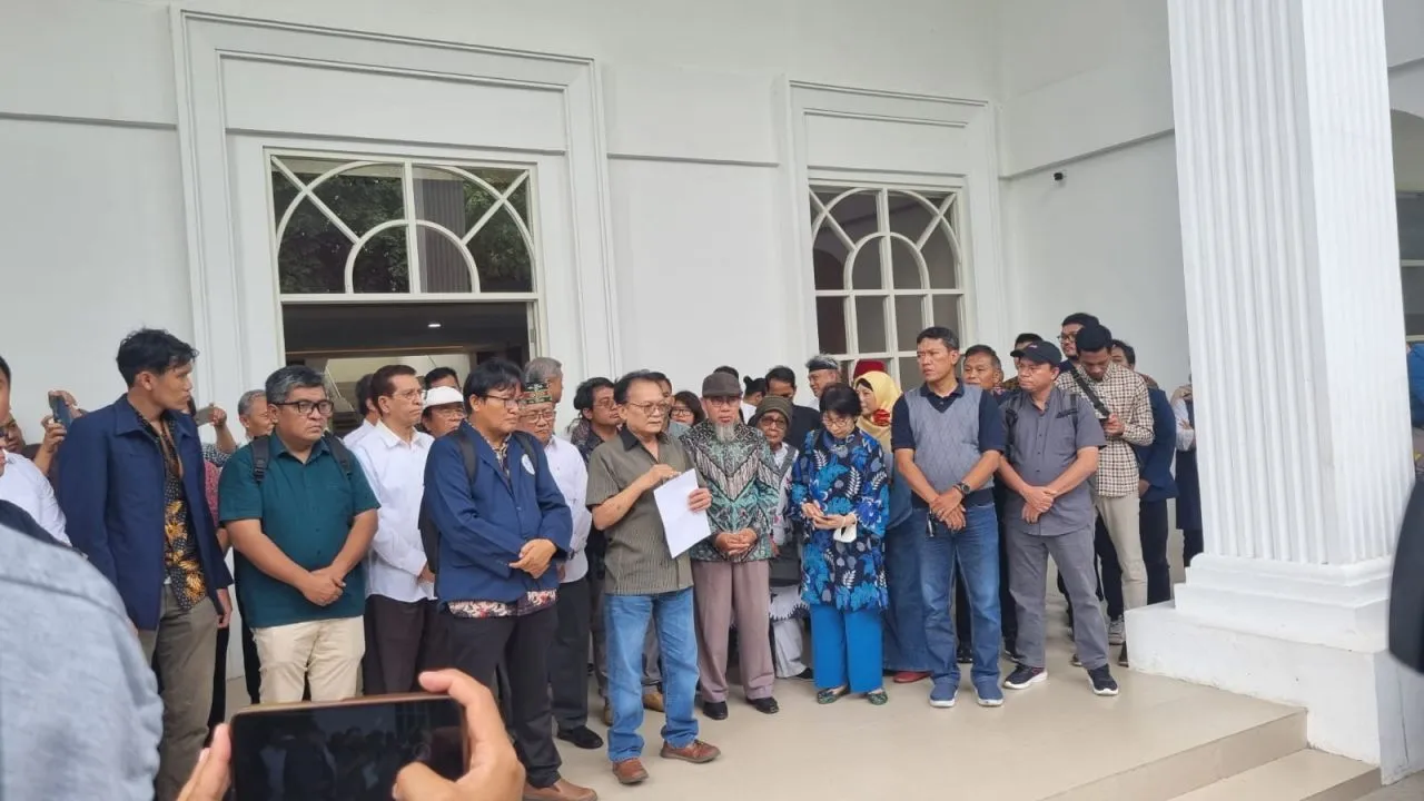 Tujuh Guru Besar Soroti Penghancuran Demokrasi di Aksi Unair Memangil