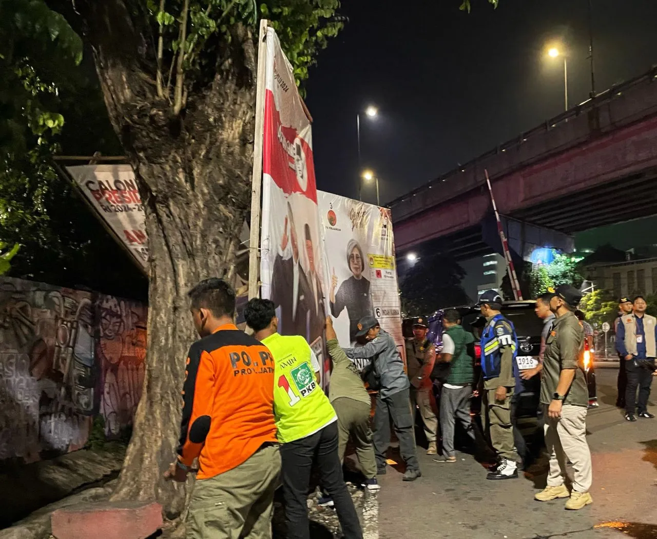 KPU Jatim Lakukan Pembersihan APK Serentak di Masa Tenang