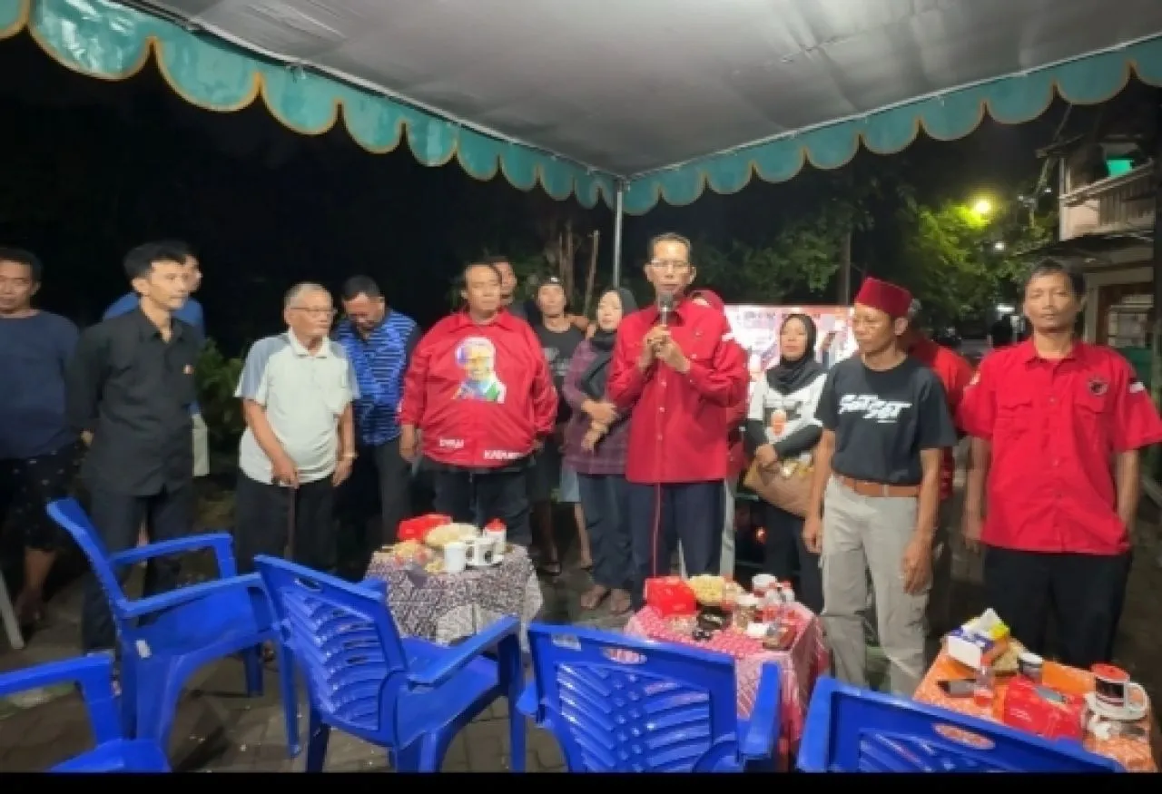 Keseruan Nobar Debat Capres di Pinggir Bantaran Rel Kereta Api