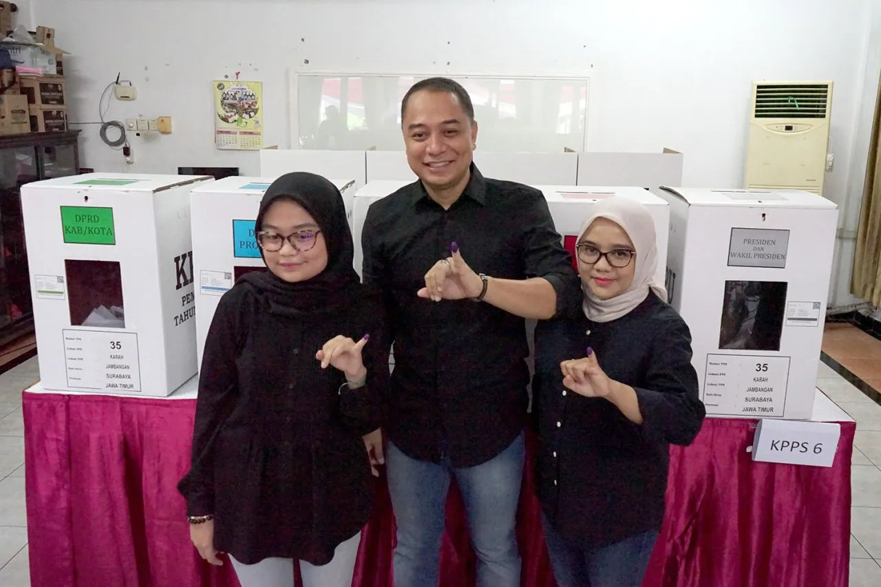 Nyoblos Bareng Sekeluarga, Wali Kota Eri Cahyadi: Jurdil untuk Warga Surabaya