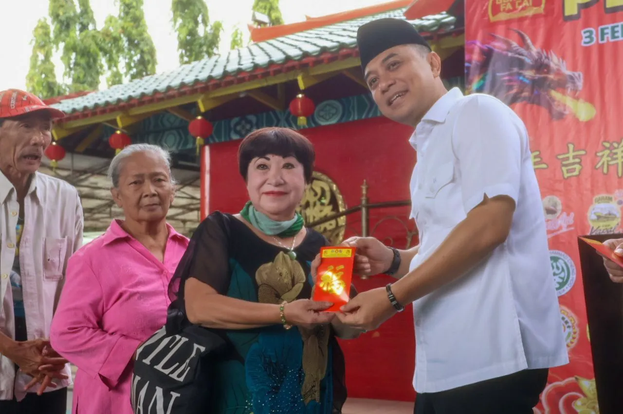 Dihadiri Wali Kota Eri, Pengusaha Tionghoa Bagikan 1500 Angpo kepada Warga Miskin di Surabaya
