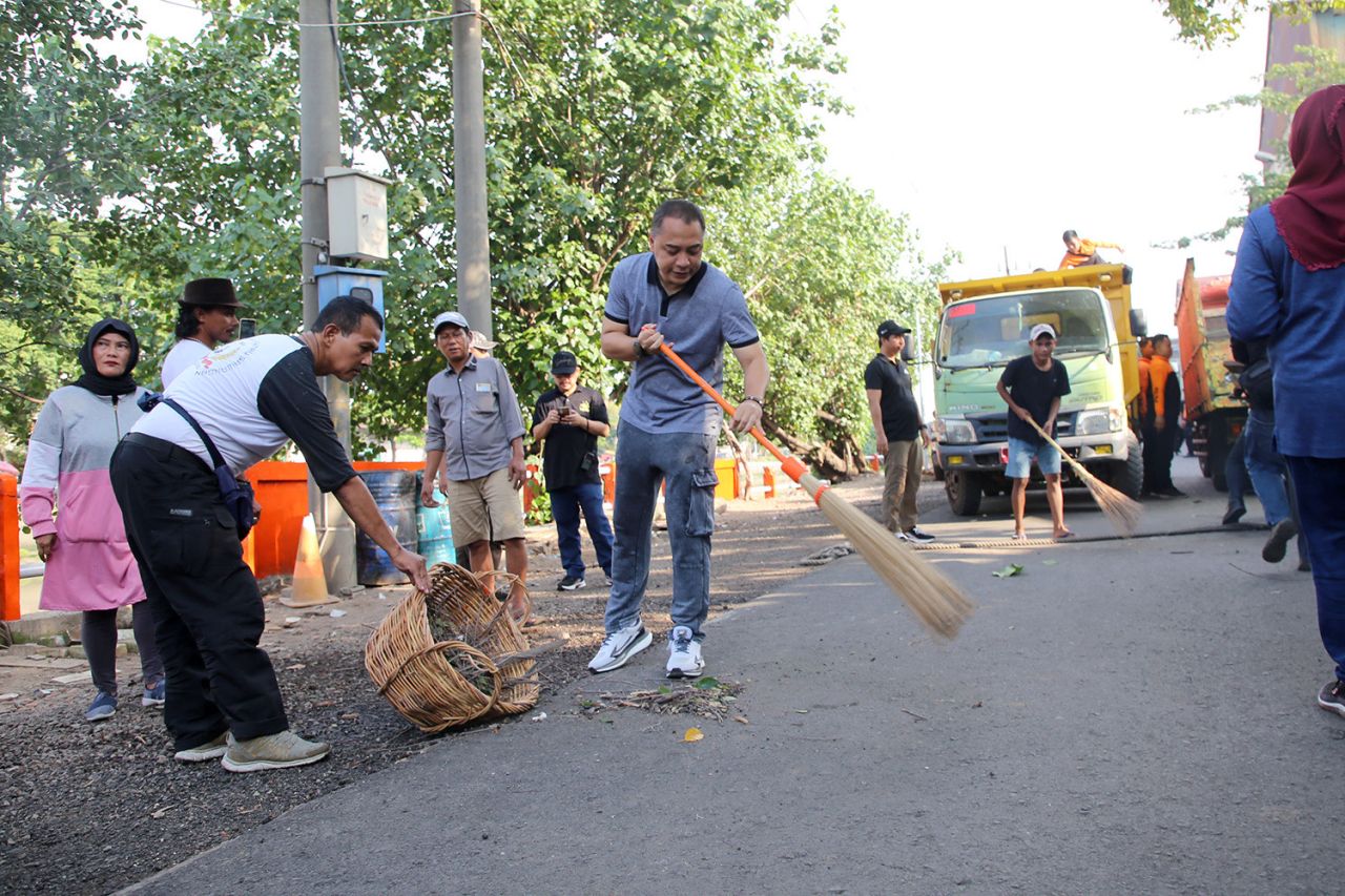 Hari Sampah Sedunia, Ribuan Pegawai Pemkot Surabaya Kerja Bakti Massal di Kalimas Timur