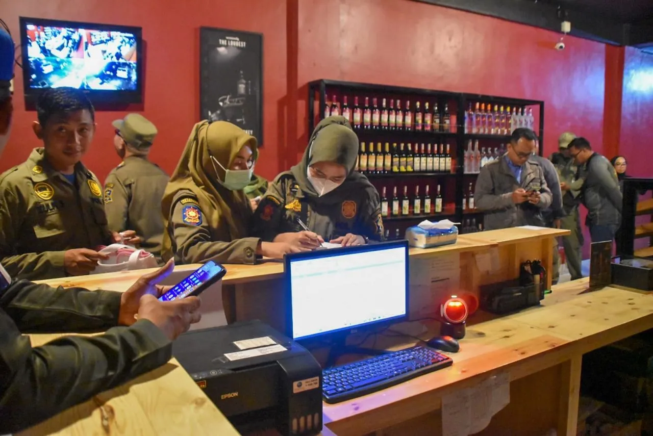 Satpol PP Surabaya Amankan 146 Botol Mihol dalam Sebulan