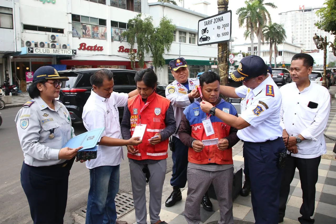 Mulai Hari Ini, 36 Ruas Jalan Ini Resmi Berlakukan Bayar Parkir dengan Qris