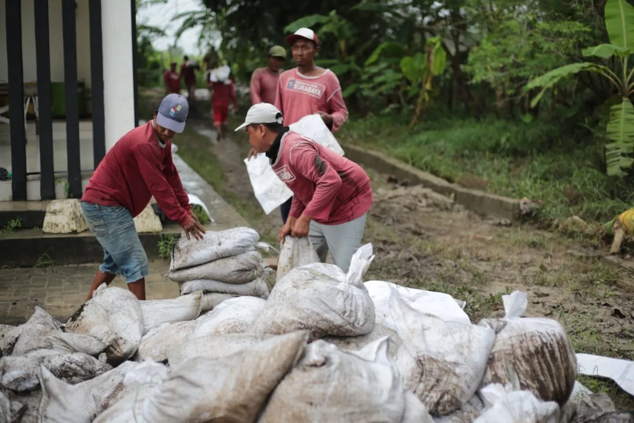 Bangun Tanggul dan Keruk Saluran untuk Atasi Banjir di Surabaya Barat