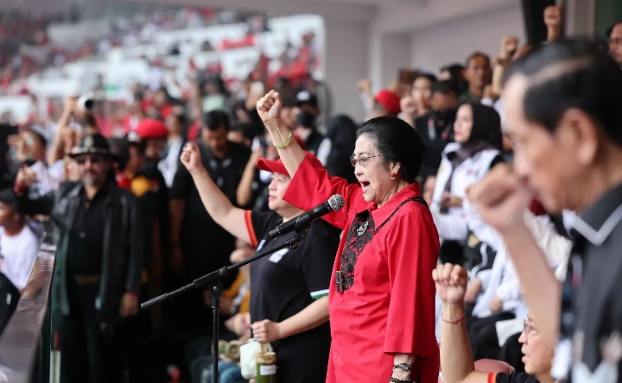Kentungan Megawati: Pesan Waspada Dalam Tradisi Simbolis di Politik Indonesia?