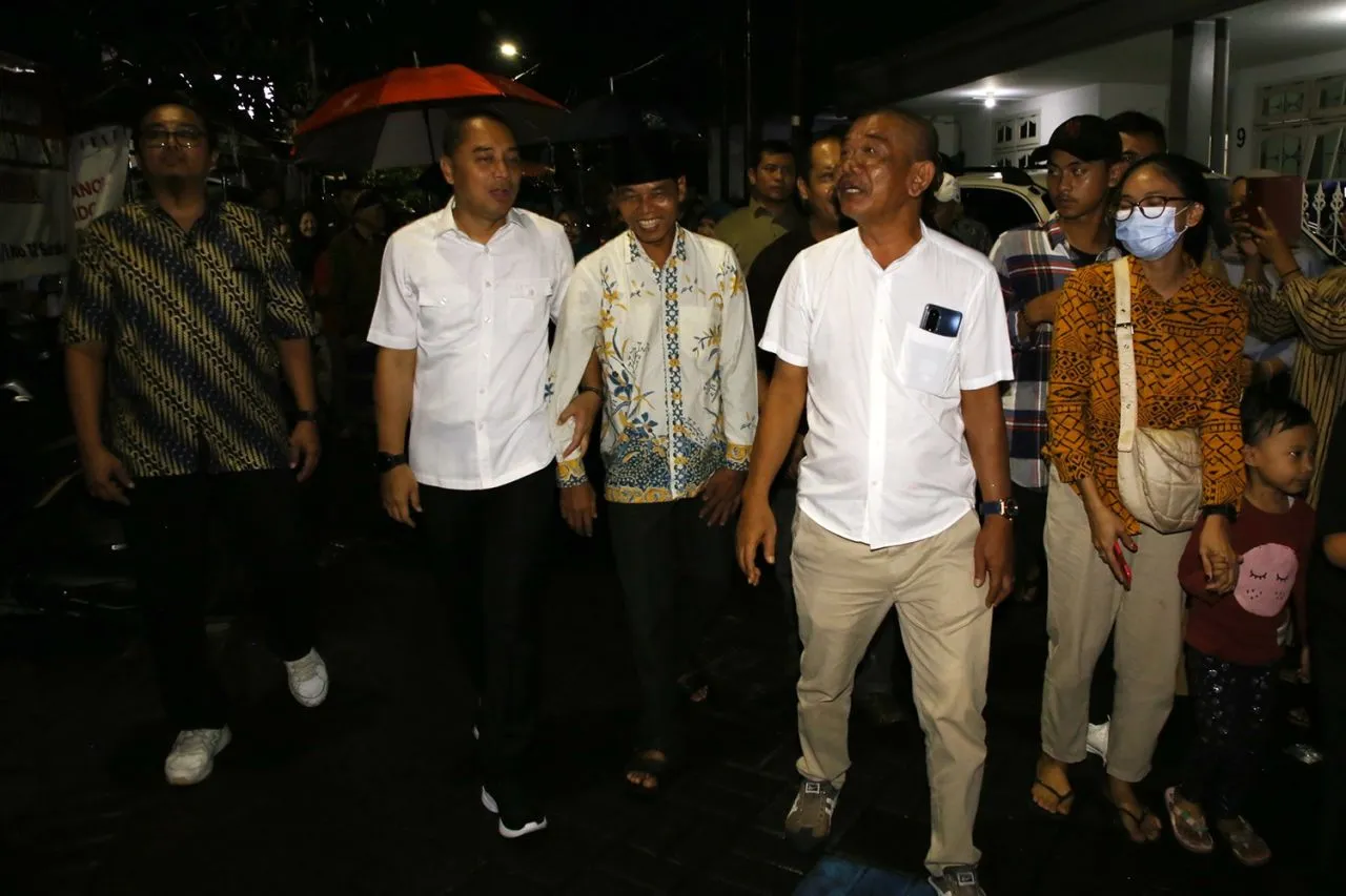 Wali Kota Eri Cahyadi Tinjau Realisasi PJU di Ngagelrejo Surabaya