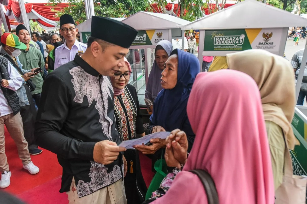 Baznas Surabaya Salurkan 4.000 Paket Sembako dan 99 Bantuan Rombong untuk Keluarga Miskin