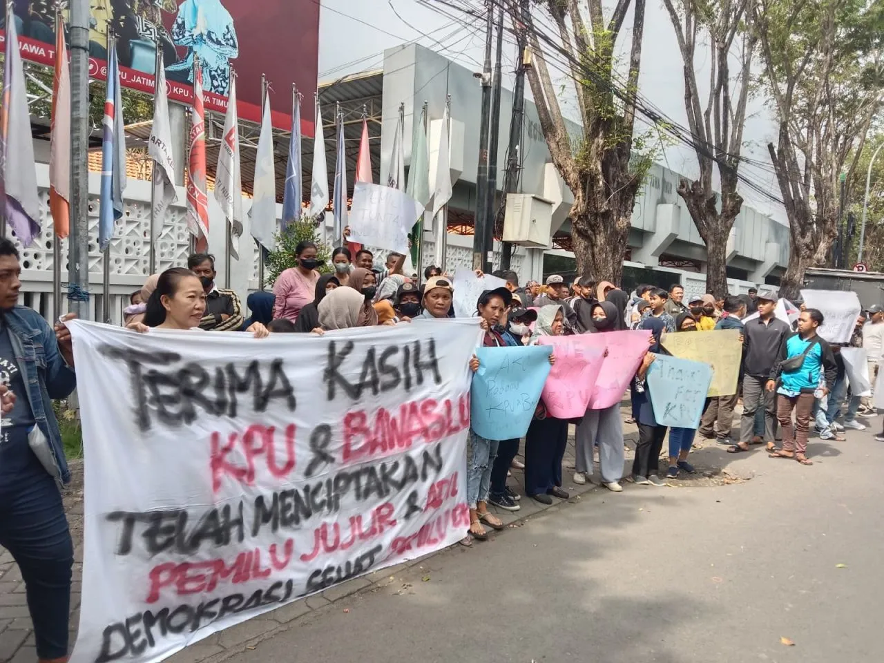Ratusan Massa APD Geruduk Kantor KPU Jatim Ungkapkan Rasa Terima Kasih