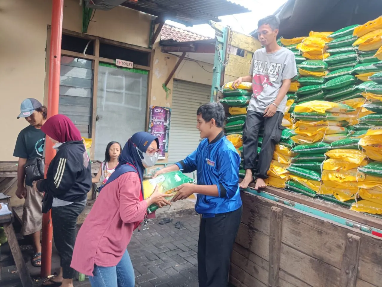 Warga Antusias Serbu Beras Murah di Pasar Semolowaru