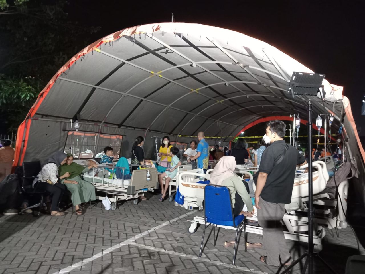 Foto: kondisii pasien RS Unair di Surabaya di ungsikan ke lapangan parkir depan gedung pasca terjadi gempa susulan pada Jumat (22/3/2024) sore .