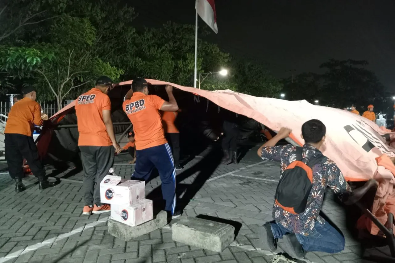 BPBD Kota Surabaya Dirikan 3 Tenda Darurat di RS Unair