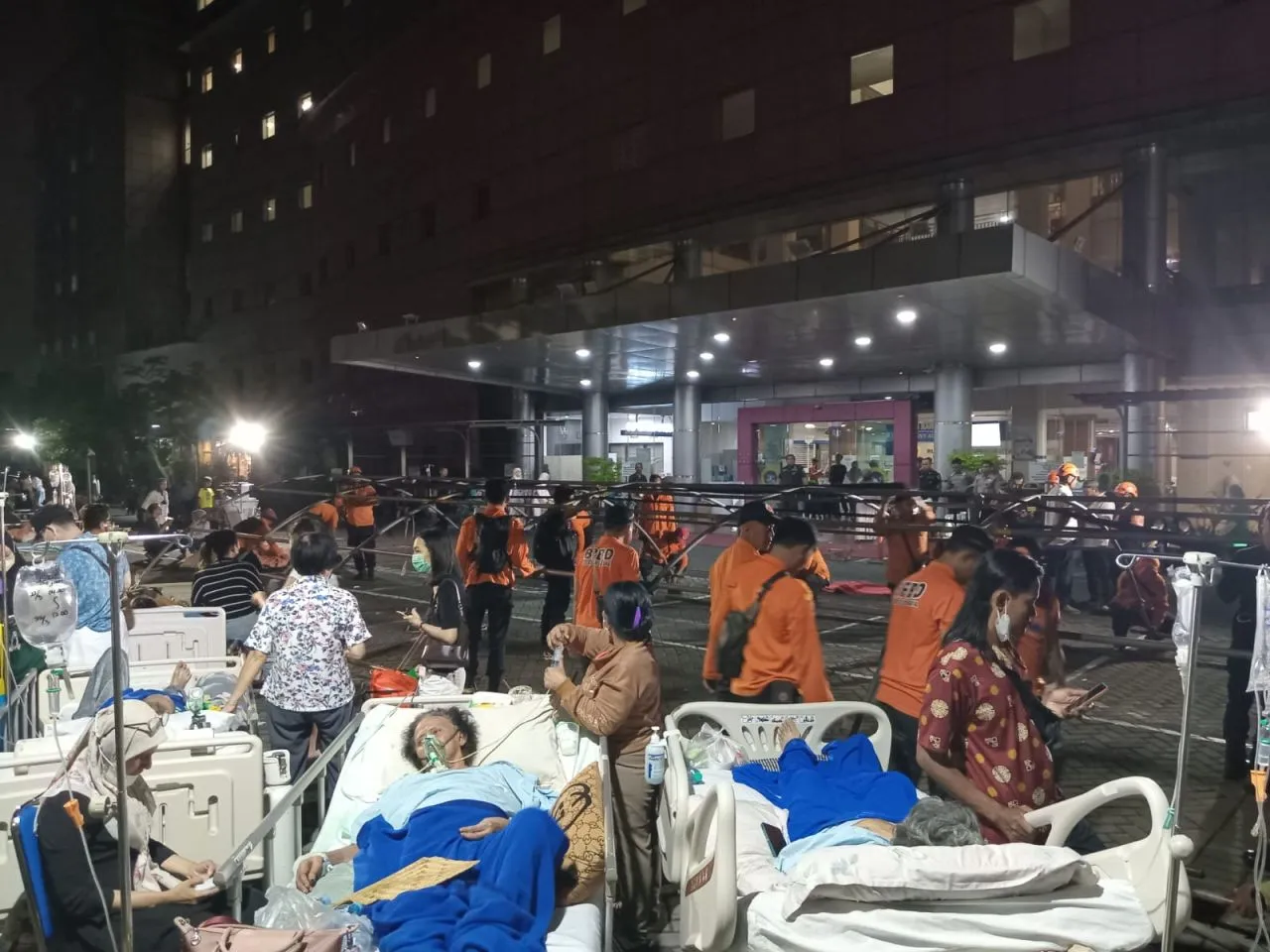 Terjadi Gempa Susulan, Pasien RSKI dan RS Unair Surabaya Dievakuasi di Halaman