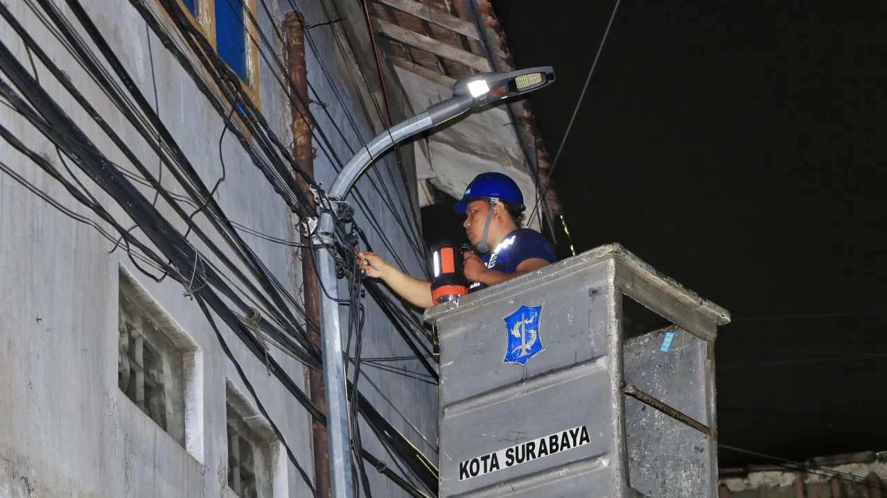 PJU Usulan Warga 100 persen Terpasang, Wali Kota Eri Cahyadi Cek Pemasangannya Se-Surabaya
