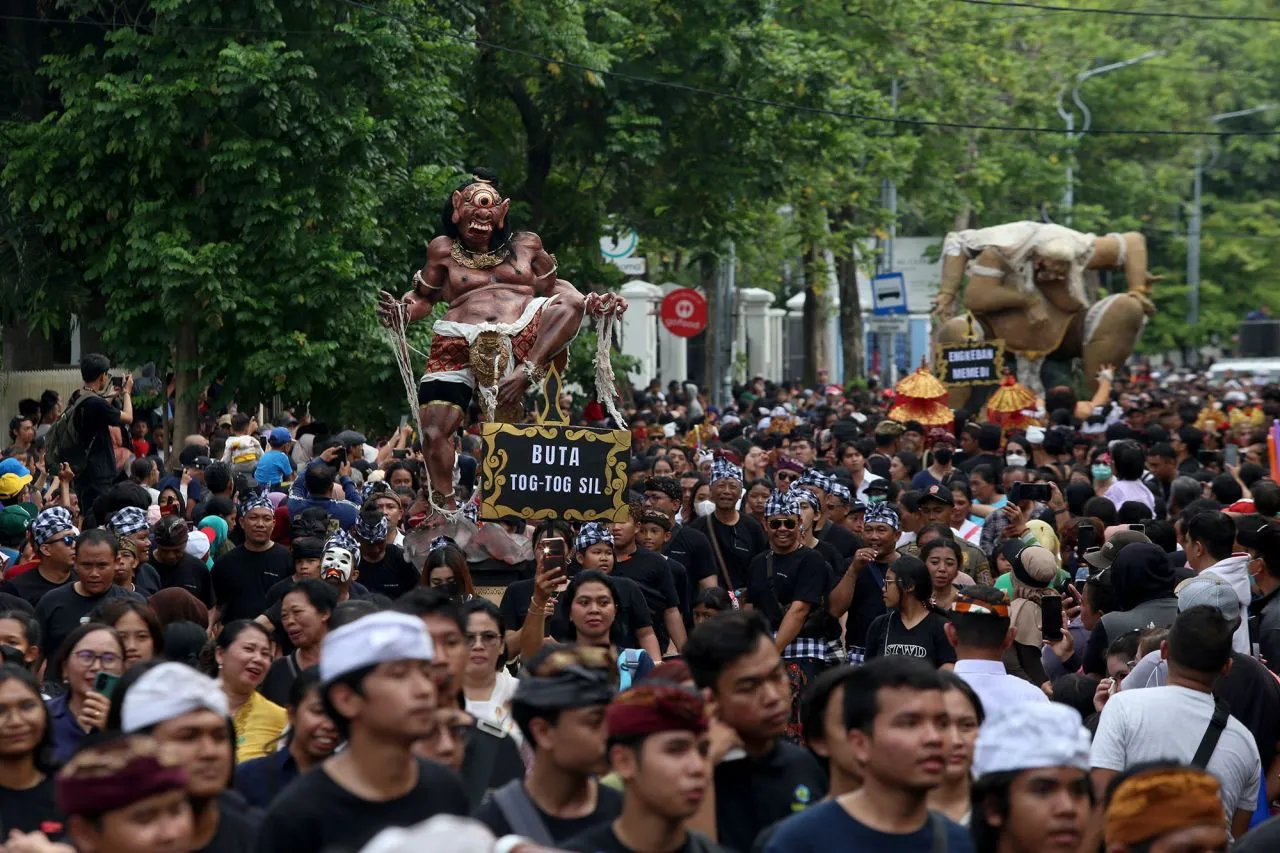 Sambut Hari Raya Nyepi, Warga Surabaya Antusias Lihat Pawai Ogoh - Ogoh di Taman Surya