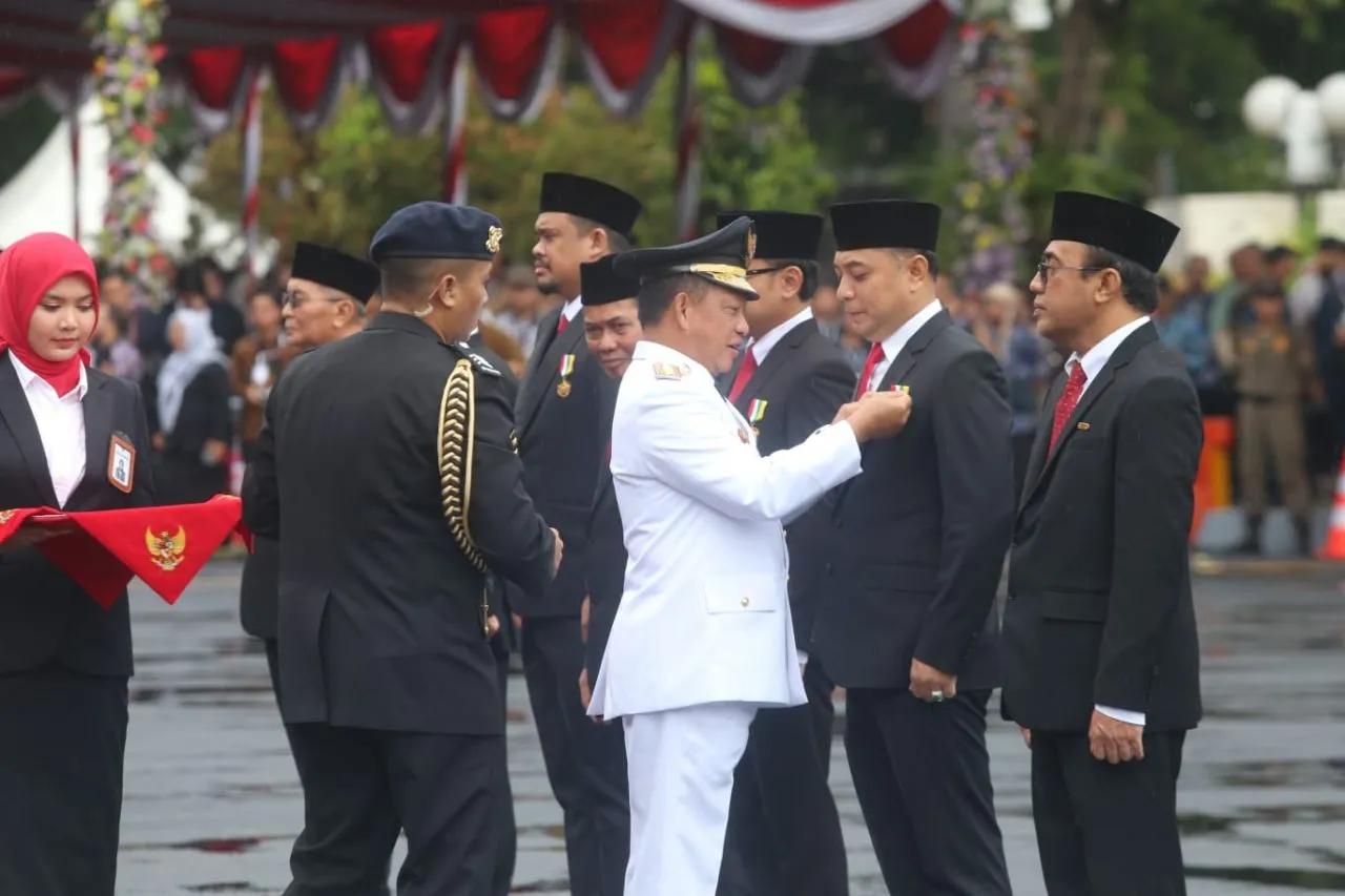 14 Kepala Daerah di Indonesia Terima Tanda Kehormatan Satyalancana Karya Bhakti Praja Nugraha
