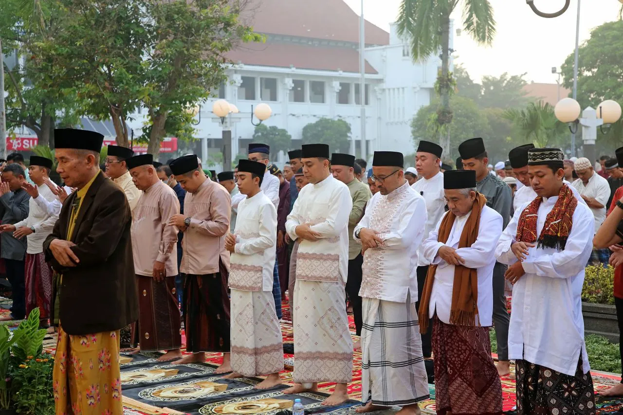 Wali Kota Eri Shalat Idul Fitri di Taman Surya Bersama Ribuan Warga Surabaya