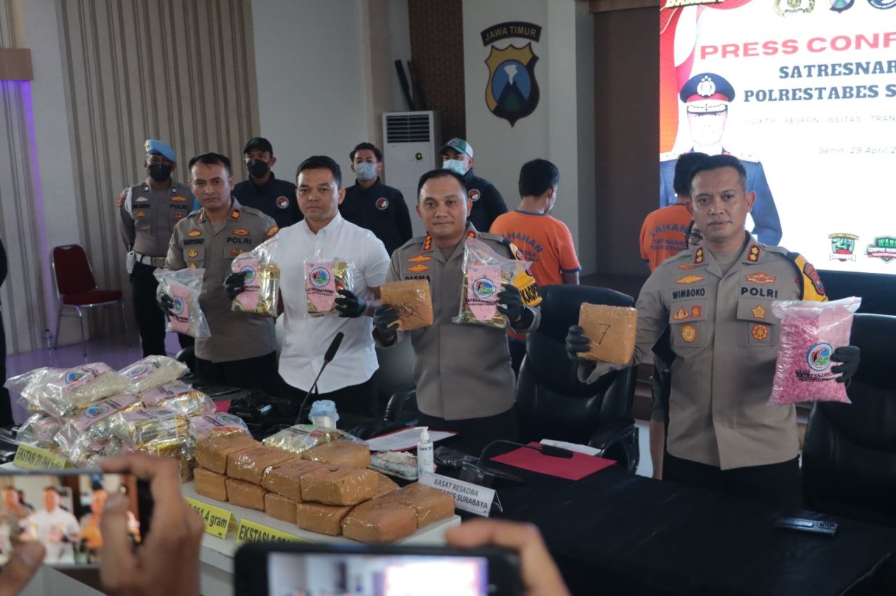 Foto: Polisi menunjukkan barang bukti (istimewa)