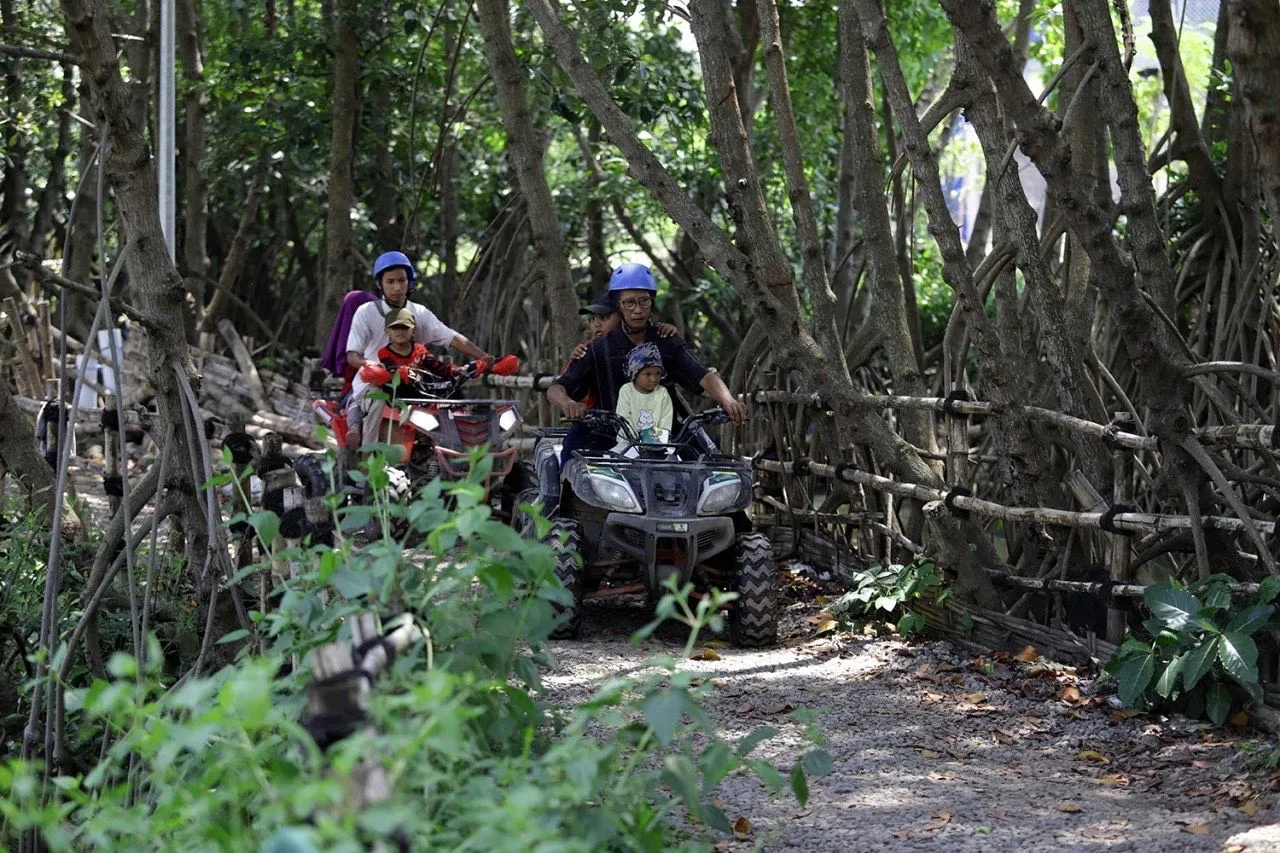 Momen Lebaran, Omzet Pedagang di Wahana Wisata Adventure Land Surabaya Capai Rp 5 Juta Sehari