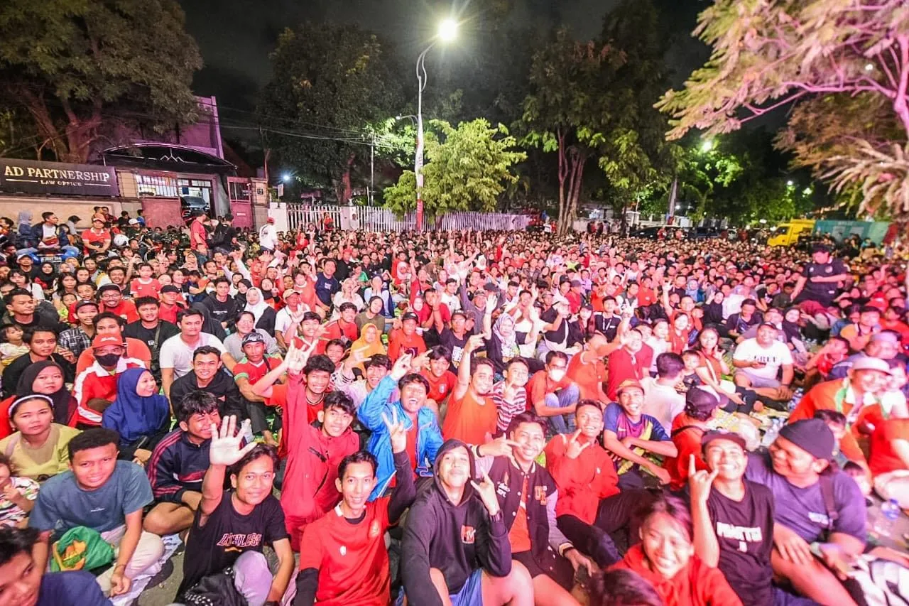 Puluhan Ribu Suporter Padati Balai Kota Surabaya Nobar Timnas U-23 vs Uzbekistan