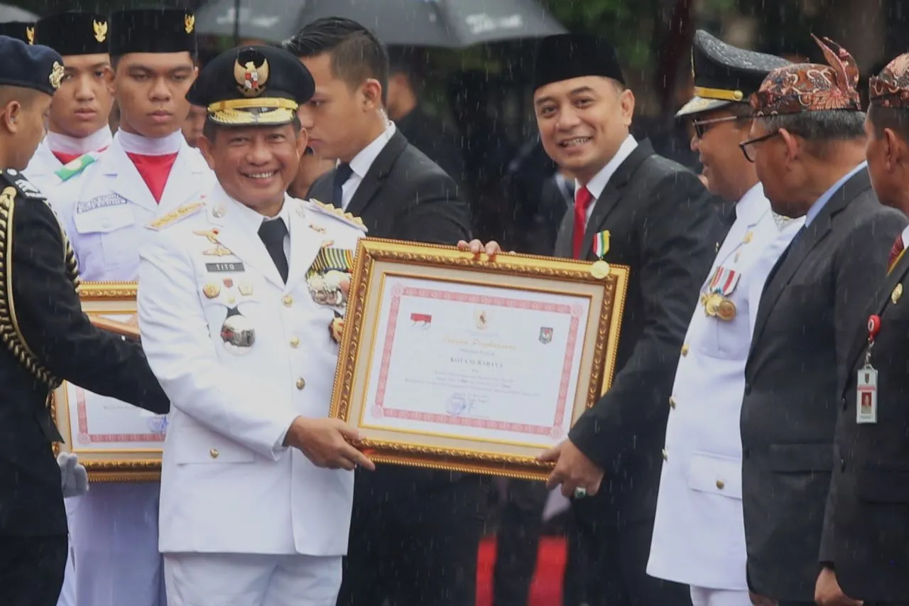 Pertama dalam Sejarah, Eri Cahyadi Jadi Wali Kota Surabaya Pertama yang Terima Satyalancana Karya Bhakti Praja Nugraha dari Presiden RI