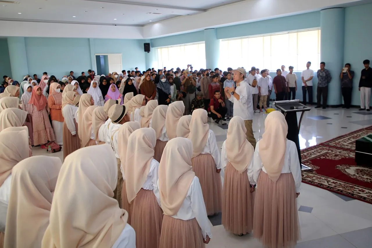 Wali Kota Eri Bicara Soal Kejujuran kepada Ratusan Siswa SD Swasta di Surabaya