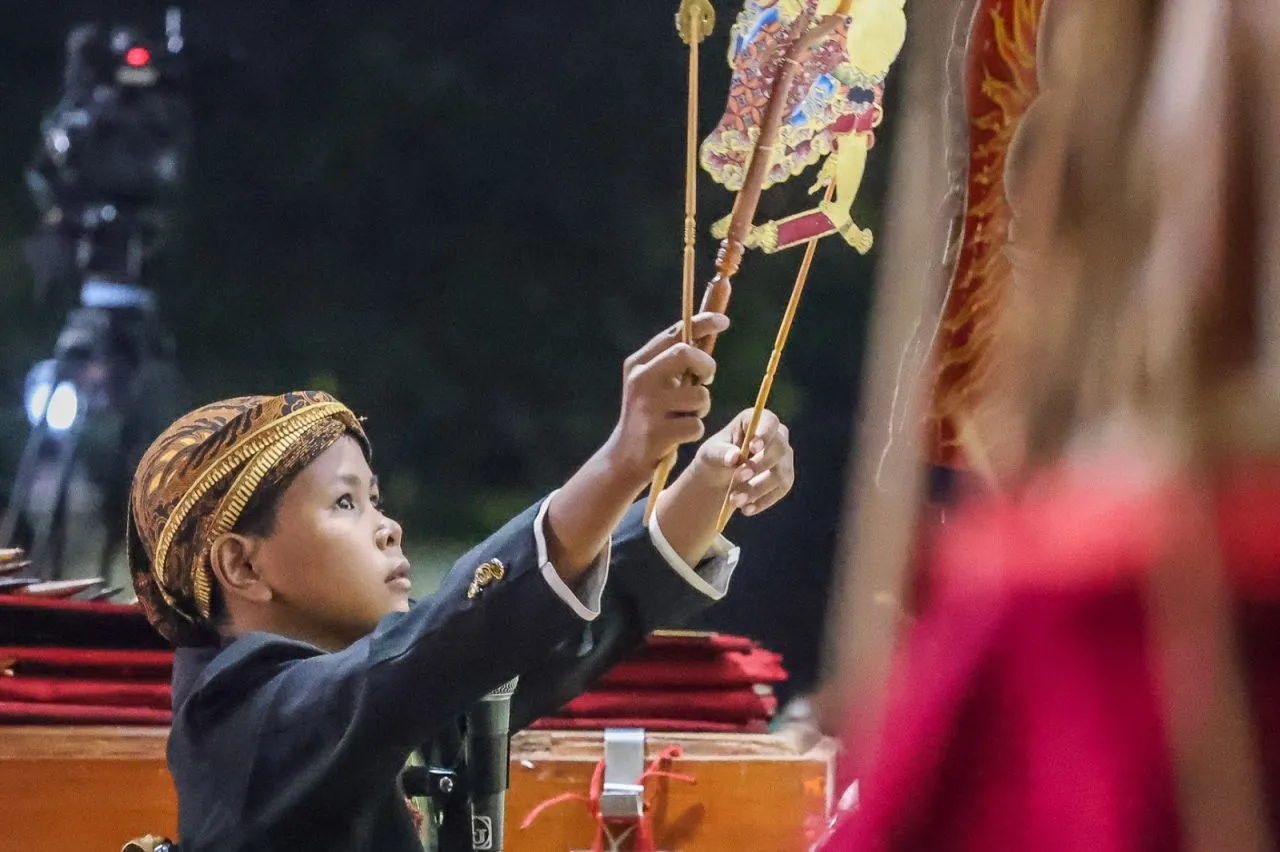 Ruwatan Kota Surabaya: Pagelaran Wayang di Tugu Pahlawan