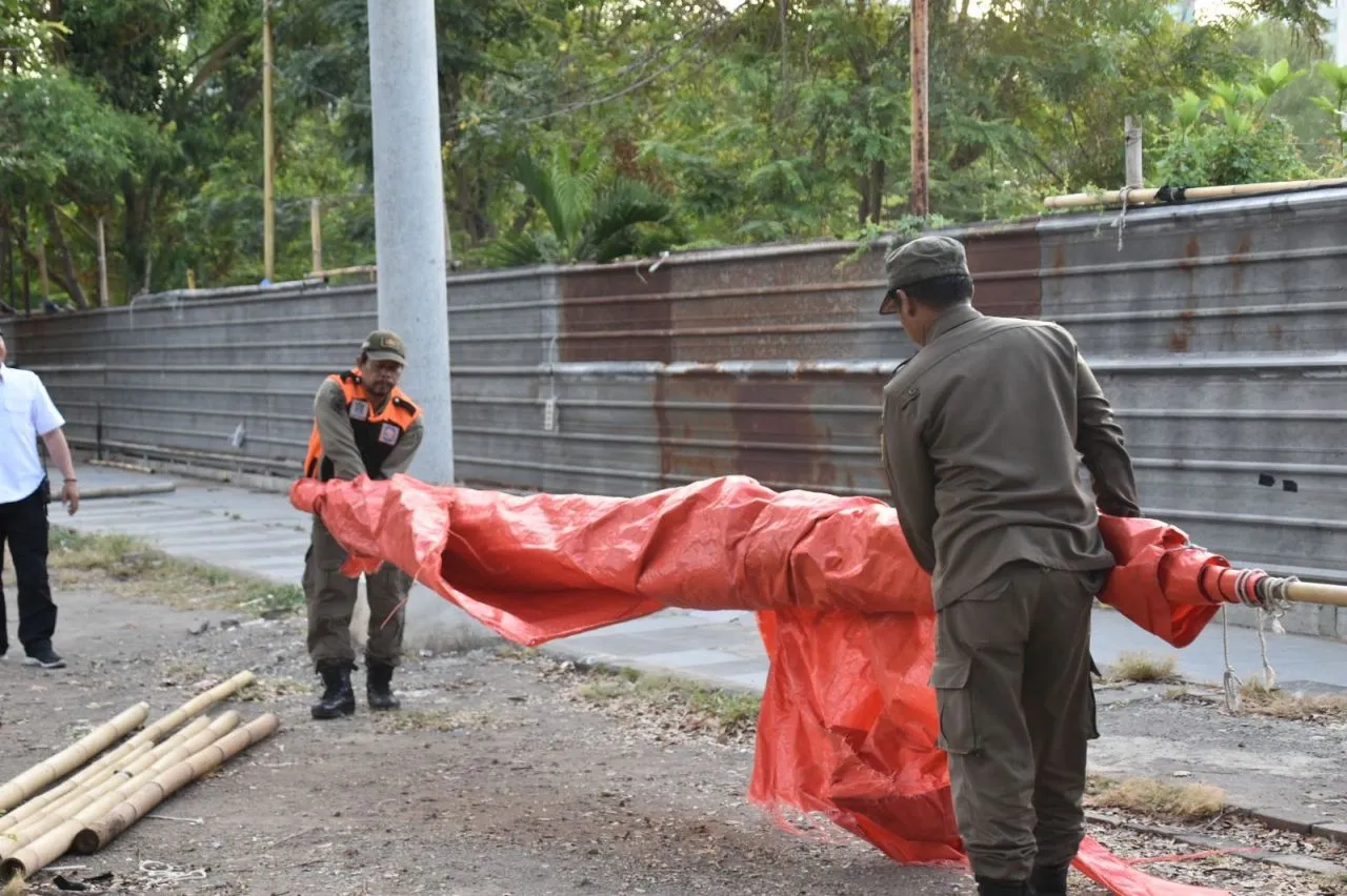 Satpol PP Surabaya Tertibkan PKL di Jalan Kertomenanggal, Ini Alasannya