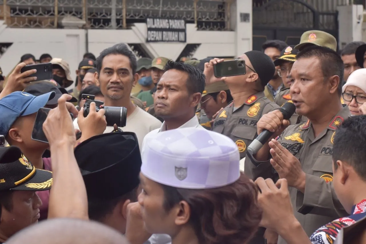 BPKAD-Satpol PP Tertibkan Aset Pemkot Surabaya di Kencanasari Timur
