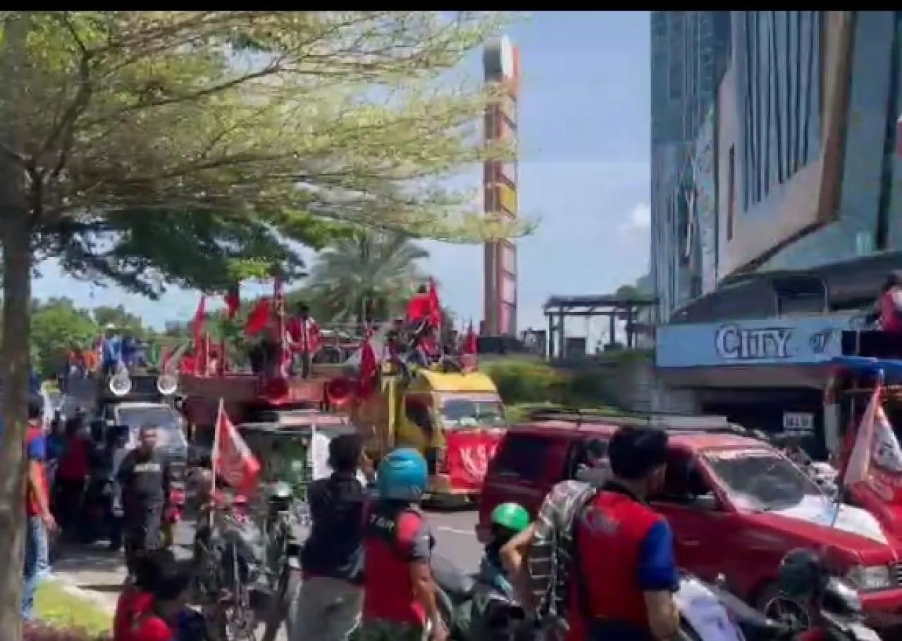May Day 2024: Puluhan Ribu Buruh Kepung Kantor Gubernur Jatim, Menuntut Ini