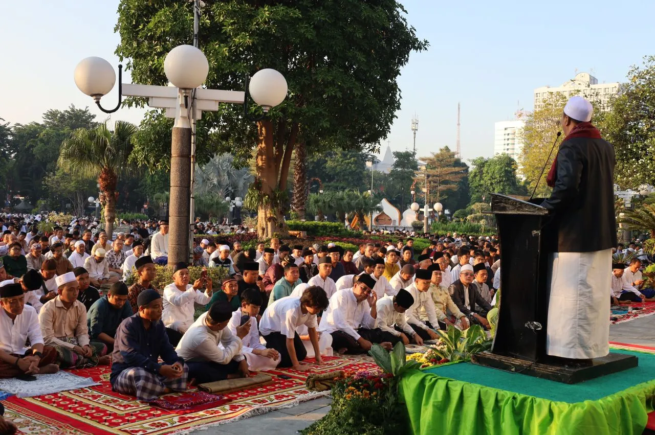 Wali Kota Eri Cahyadi bersama Warga Surabaya Salat Iduladha 1445 H di Taman Surya